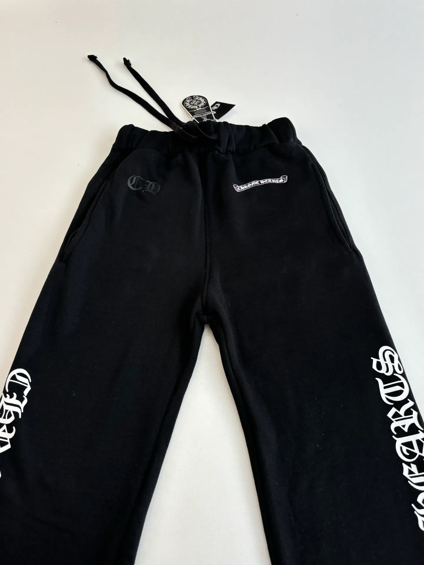 P366 Chrome Heart*/Chrome Heart Ch Sanskrit black loose-fitting leggings sweatpants. Made of high-weight velvet cotton fabric, which combines warmth and crisp texture. The version is the popular "wide at the top and narrow at the bottom" leggings silhouette. It is equipped with a drawstring waistband, double side pockets and back pockets. While maintaining a casual street feel, it highlights the tonality of luxury items through high-tech printing and fabric texture. Size: S/M/L